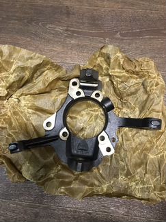 Кулак поворотный левый Discovery 2 Land Rover