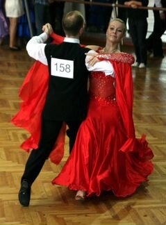 Яркое бальное платье (стандарт)