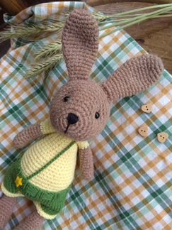 Заяц вязаный