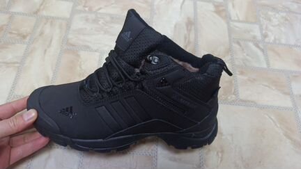 Зимние кроссовки мужские Adidas разные